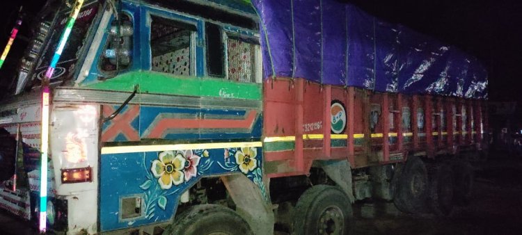 নিশা বাইহাটা চাৰিআলিত গৰুভৰ্তি ১৪ চকীয়া ট্ৰাক জব্দ। চালকক আটক।