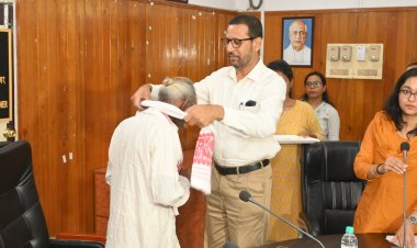 দৰং জিলাত বাৰ্ষিক শিল্পী সন্মান লাভকৰা শিল্পীক আনুষ্ঠানিক প্ৰমাণপত্ৰ বিতৰণ