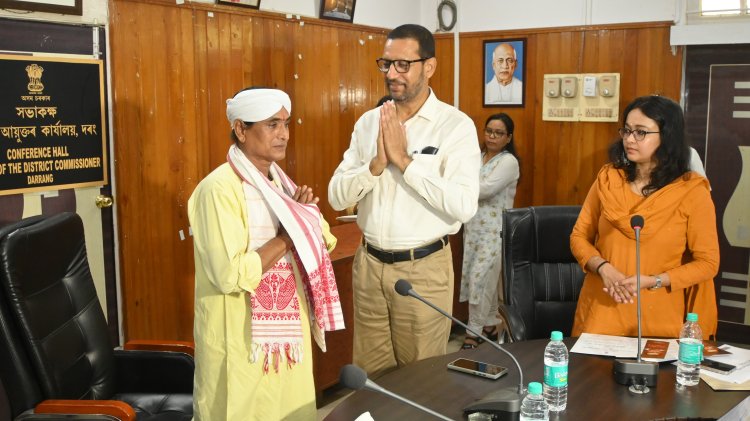 দৰং জিলাত বাৰ্ষিক শিল্পী সন্মান লাভকৰা শিল্পীক আনুষ্ঠানিক প্ৰমাণপত্ৰ বিতৰণ