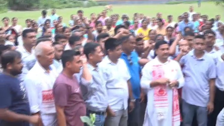 যুব নেতা ড০ বনমালী শৰ্মাৰ সমৰ্থনত ওলাই আহিল অজস্ৰ লোক।